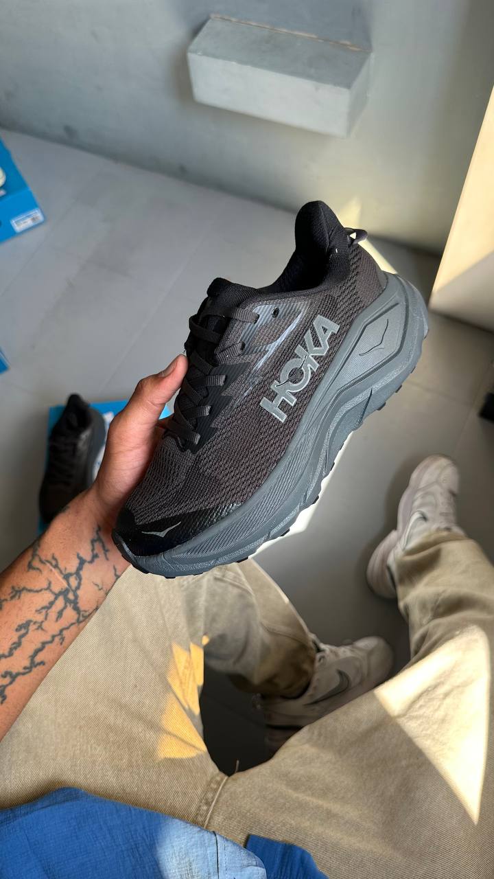 HOKA Challenger 8