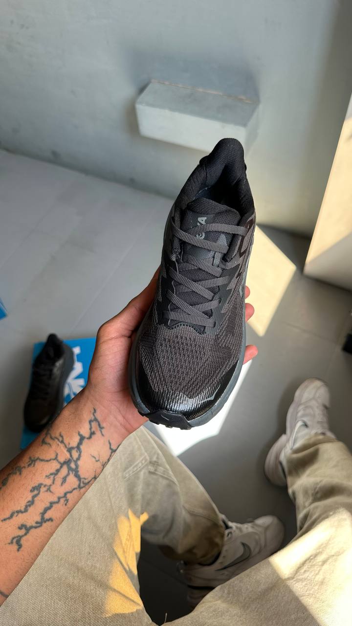 HOKA Challenger 8